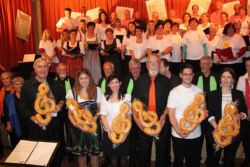 Die Chorleiterinnen und Chorleiter der sechs teilnehmenden Chöre erhalten einen gebackenen Notenschlüssel als Erinnerung an das 2. Gölsentaler Chöretreffen im Oktober 2014 Die Chorleiterinnen und Chorleiter der sechs teilnehmenden Chöre erhalten einen gebackenen Notenschlüssel als Erinnerung an das 2. Gölsentaler Chöretreffen im Oktober 2014