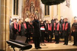Das Publikum wird vom Chor eingeladen, den Andachtsjodler mitzusingen Adventsingen am 12.12.2014 in Rohrbach